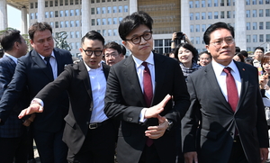 한동훈 “배신자라길래 ‘계엄 안 막을 거냐’ 물었더니 대답 못 하더라”
