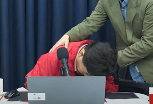 보수 유튜버 고성국, 생방송 중 혼절…긴급 병원 이송