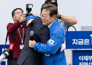 [속보]이재명 품에 안긴 김상욱 “이재명, 대통령 되도록 최선 다할 것”(영상)