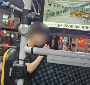 “승객들 항의 무시한 채” 버스서 양치질한 남학생…“이어폰 끼고 위험”