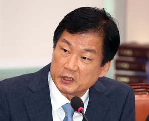김민석 ‘아빠찬스’ 논란에 “부모로서 자식에 줄 수 있는 정당한 도움일 수도”…박균택 ‘두둔’ 논란