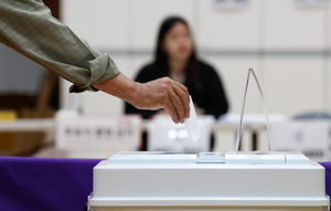 [속보]“회송용 봉투에 기표된 용지” 자작극이라던 선관위, 알고 보니 사무원 실수