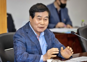 “내 축사 빼먹었다” 공무원에 뺨 때린 시의원…의원직 유지한다