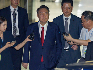 尹, ‘머그샷’ 찍고 ‘에어컨 없는 3평 독방’ 수용될듯…경호 중단
