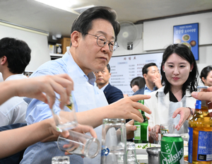 앞치마 두르고 소맥타준 李대통령 “소비진작 위해 저부터 외식”