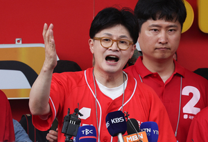 [속보]한동훈 “계엄때 李처럼 숲속에 숨는 것 등 선택지 있었다…거친말, 선거 어려우신듯”