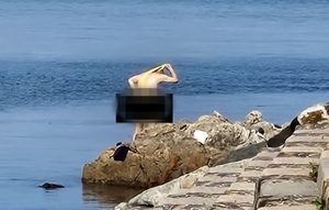 부산 다대포서 알몸 목욕 남성…노란 때타월로 벅벅