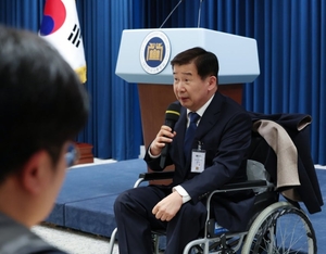 [단독] 관용차 교체 자제하라더니… 권익위원장, 계약 남은 G80 → G90 변경