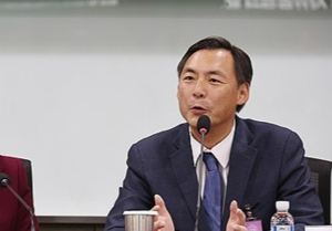 경찰 “이 대통령 청소년시절 성폭행·살해 가담” 주장 모스 탄 수사 착수