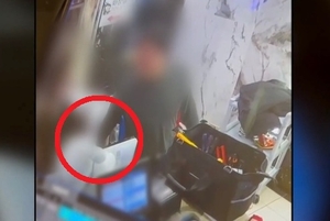 ‘엉덩이 만지고 얼굴 감싸고…’ 노래방 프렌차이즈 회장 직원들 수년 성추행