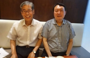 尹 접견 신평 “1.8평 독방, 책상도 없이 골판지 받침대 하나…서방국가에 인권탄압 중지 호소”