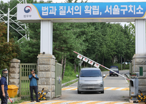 특검, 몸 잡고 구인하다 중단… 윤석열은 의무실로