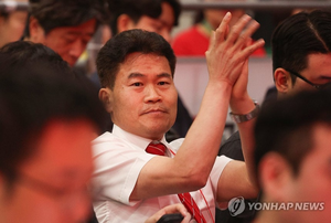 ‘물병던지고 야유하고’···비난받는 국힘의 후진국형 합동연설회...전한길, 찬탄파 후보에 “배신자”