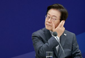 [속보]‘국힘 정당 해산’ 50.7%로 과반↑…李 지지도는 또다시 취임 후 ‘최저치’