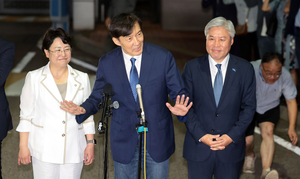 조국, 8개월 수감 끝 출소 “이재명 대통령에 감사…성공에 힘 보탤 것”