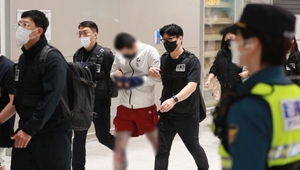 [속보]다리에 조폭 문신? 주진우 “범죄자 64명 데려왔다”