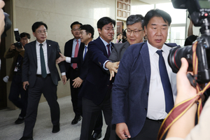 고성 주고받더니 ‘배치기’… 선진화법 무색한 ‘동물국감’