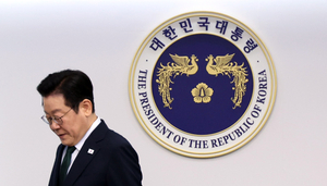 “李, 사고 치면 핸드폰 뺏기면 안 된다더니 핸드폰 뺏으려 안달”