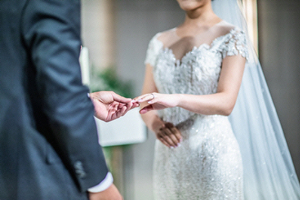 “성폭행당해 낳은 아들이 결혼식에 강간범 친부 초대” 엄마의 하소연