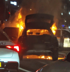 신호대기 중 갑자기 불타오른 SUV, 전기차 아니었다