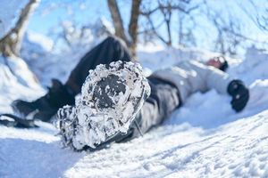 원주 한 아파트서 눈길에 미끄러진 남성…4m 옹벽 아래로 추락
