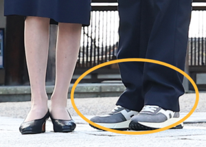 日서 신은 李 75만 원 운동화 난리났다…“비서 신발 빌린 것”