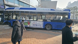 [속보]서대문역 사거리서 시내버스, 빌딩으로 돌진…13명 부상, 2명 위독