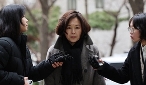 [속보]강선우 의원에 1억 원 뇌물 전달 혐의 김경, 추가 금품 정황…경찰 압수수색