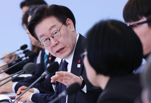 [속보] 이대통령 “사람이라면 이럴수 없어…짐승은 격리해야” 위안부 모욕 단체에 격노