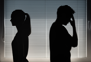 “절 구속하던 아내가 전남편과 몰래 만나고 있었네요”