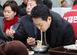 “장동혁 찾은 대구 서문시장, 참 싸늘했다…과거 보수 대표 갔을 때와 큰 차이” 권영진 분석