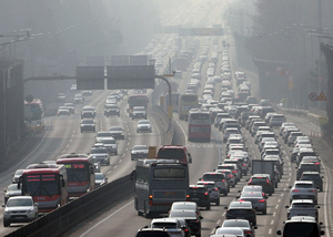 “여보, 우리 그냥 새벽에 일어납시다”…꽉 막힌 설 귀경길, 내일 새벽에나 풀릴 듯