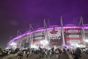 [속보]BTS ‘아미’ 손목팔찌 500개 들고 달아나…警, 용의자 추적