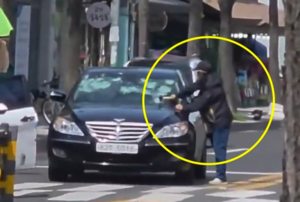 울산서 망치로 차유리 ‘쾅쾅’…차안 아내와 다른 남자