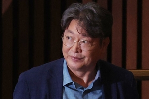 [속보]‘보좌관 휴대폰으로 주식투자 의혹’ 이춘석 의원, 법정행