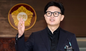 한동훈, 김민석을 짖는 개에 비유… “짖어놓고 물 용기 없어서 경찰 동원”