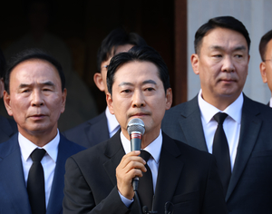 [속보]장동혁, 육영수 생가서 “‘암살자(들)’은 대한민국 정통성 부정”…“역사 왜곡 불이익 보여줘야”