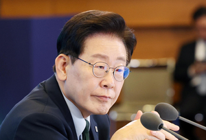 “대통령도 사람인데...휴일 골프 시비 말라”…대통령 지원나선 박지원의 말