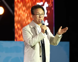 축제서 가수 공연 한창인데…불쑥 등장한 ‘이 정치인’
