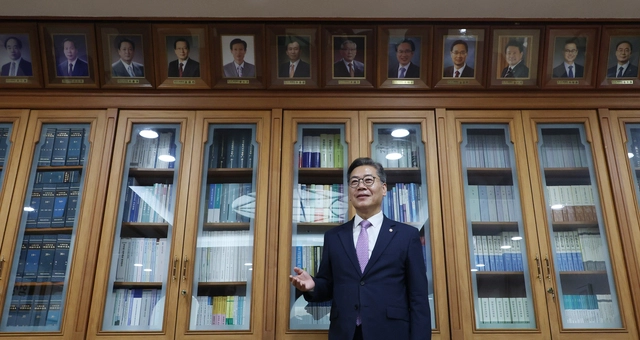 김용빈 중앙선거관리위원회 사무총장이 지난 9일 경기 과천시 중앙선관위 집무실에서 역대 사무총장 사진이 걸려 있는 벽면을 배경으로 문화일보와 인터뷰를 하고 있다. 박윤슬 기자