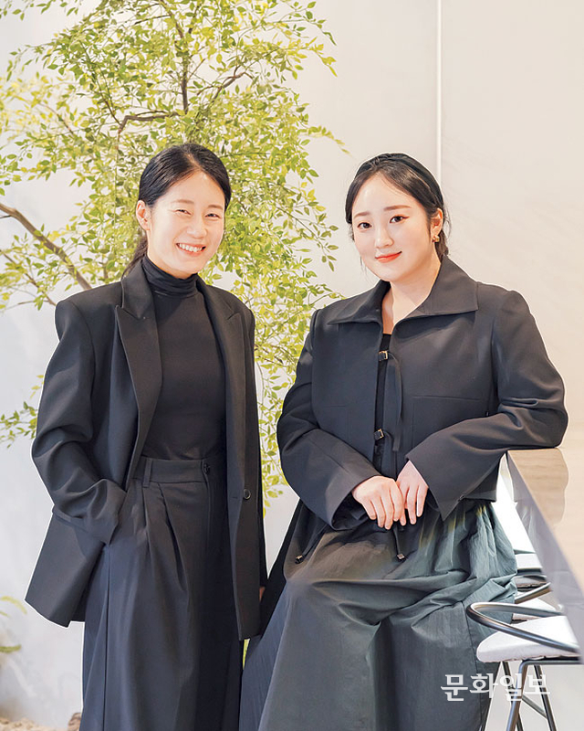 김율희(왼쪽)와 왕윤정.