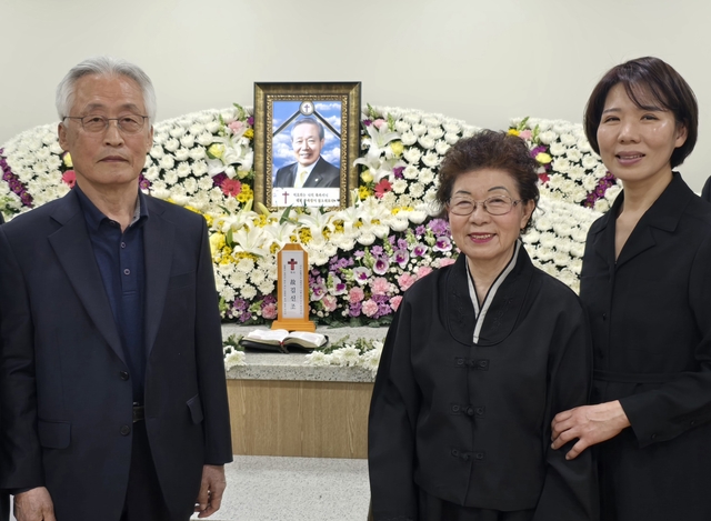 지난 10일 오후 서울 영등포구 고 김신조 목사 빈소에서 우성제(맨 왼쪽)씨와 고인의 아내, 딸이 기념사진을 찍고 있다. 연합뉴스