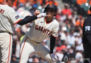 이정후 , 시즌1호 홈런 에런 저지 머리 뒤로 넘겼다