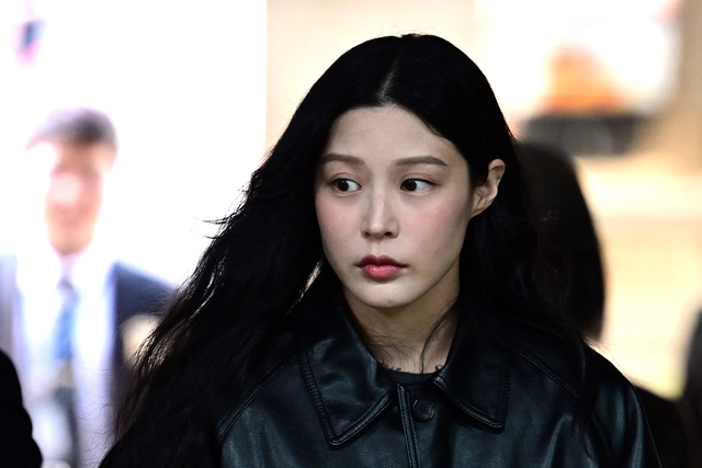 입시비리 혐의로 재판을 받고 있는 조국 전 조국혁신당 대표의 딸 조민 씨가 26일 오후 서울 서초구 서울중앙지방법원에서 열린 항소심 1차 공판에 출석하고 있다. 뉴시스.