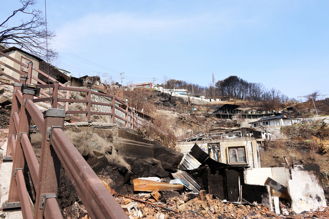 9일 경북 영덕군 영덕읍 석리 따개비마을이 지난달 번진 산불로 여기저기 타 처참한 모습을 보이고 있다. 연합뉴스.