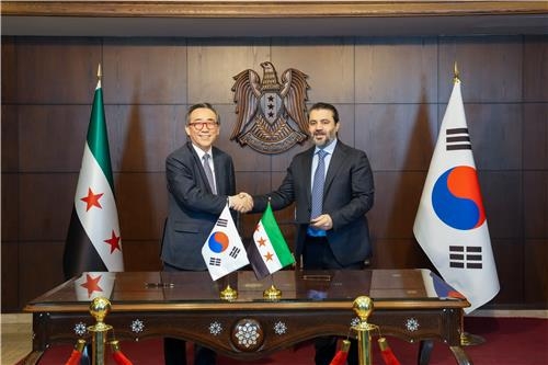 조태열(왼쪽) 외교부 장관이 10일 아스아드 알샤이바니 시리아 외교장관과 ‘대한민국과 시리아 간 외교관계 수립에 관한 공동성명’에 서명한 뒤 기념촬영을 하고 있다. 오른쪽 사진은 알샤이바니 장관이 직접 운전하는 차를 타고 함께 대통령궁으로 이동하는 조 장관. 외교부 제공