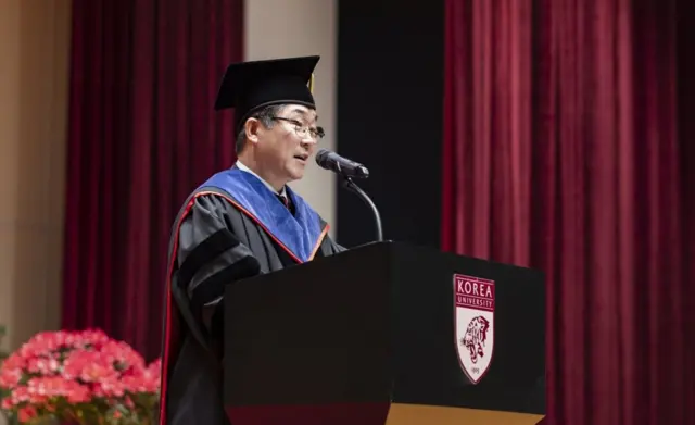 제21대 고려대 총장으로 취임한 김동원 박사가 지난 2023년 2월 28일 서울 성북구 고려대 인촌기념관 강당에서 열린 취임식에서 취임사를 하고 있다. 연합뉴스