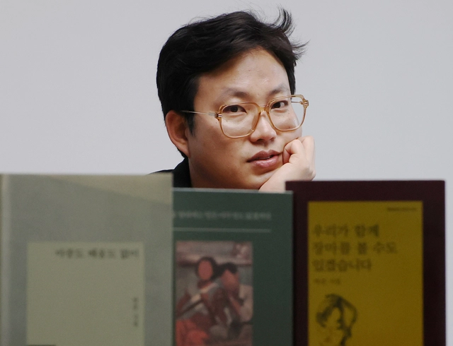 신작 시집 ‘마중도 배웅도 없이’를 출간한 박준 시인이 서울 중구 문화일보사에서 지난 8일 진행한 인터뷰 도중 생각에 잠겨 있다. 박윤슬 기자
