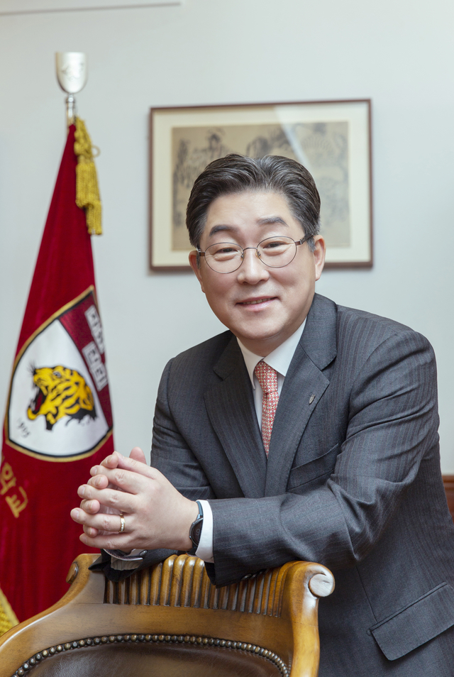 취임 2주년을 맞은 김동원 고려대 총장이 서울 성북구 안암동 고려대 본관 내 집무실에서 미래 비전을 설명하고 있다.  고려대 제공