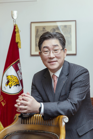 1200명 만나 수첩 메모하며 소통… ‘사람’에게서 대학쇄신 해답 찾다[Leadership]